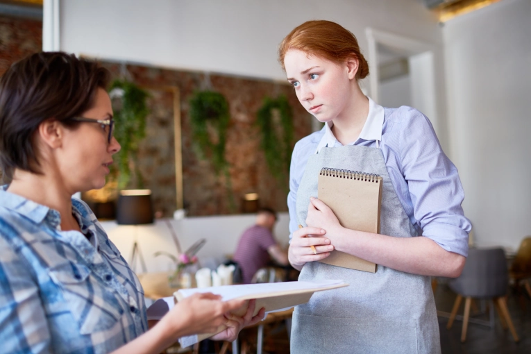 Хамство покупателей: как реагировать и что делать продавцу, если покупатель хамит